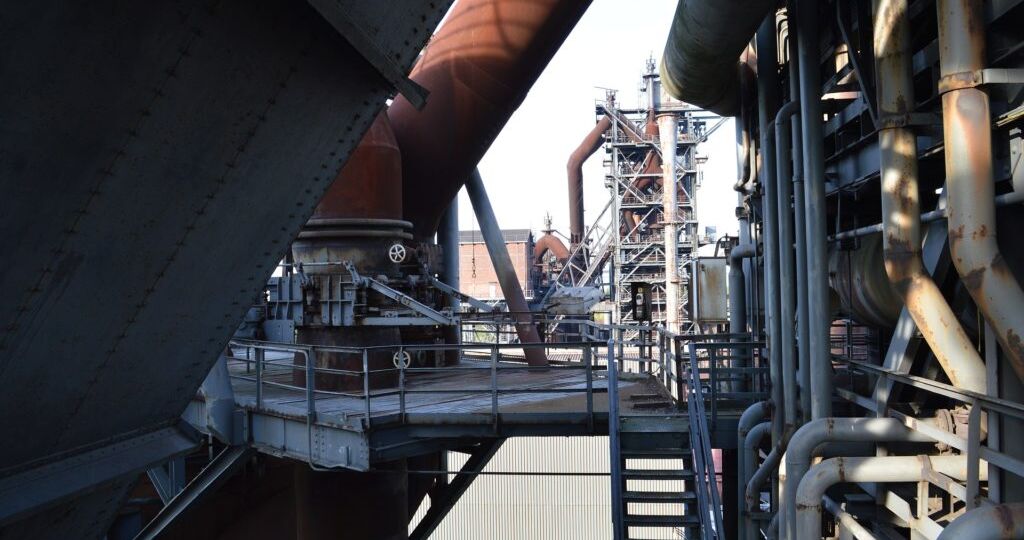 steel-mill-4479008_1920-1024x681